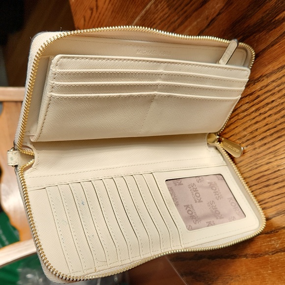 Michel Kors wallet - Picture 3 of 4